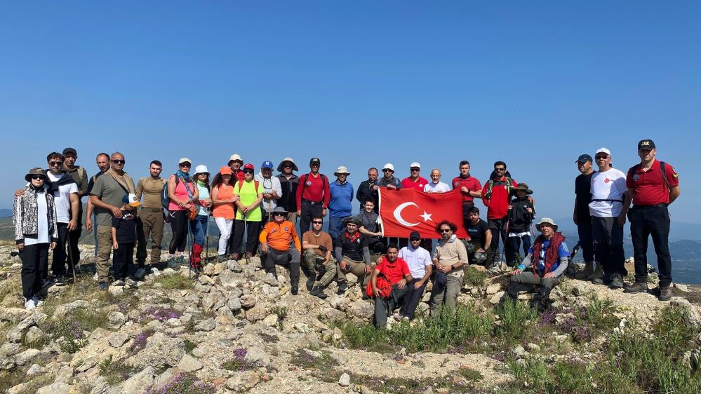 Çankırı'da dağcılar, 2 bin 404 rakımlı Emirgazi zirvesinde Türk bayrağı