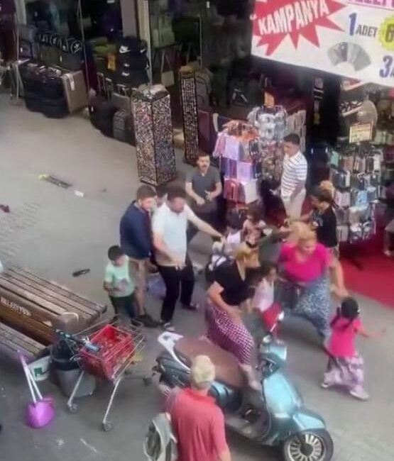 İstanbul'un Pendik ilçesinde kadınlar arasında kavga çıktı. Yumrukların havada uçuştuğu