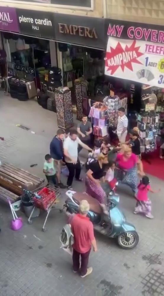 İstanbul'un Pendik ilçesinde kadınlar arasında kavga çıktı. Yumrukların havada uçuştuğu