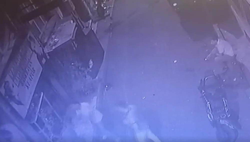 İstanbul’un ilçesi Beyoğlu’nda çay ve su satışı nedeniyle çıkan tartışmada