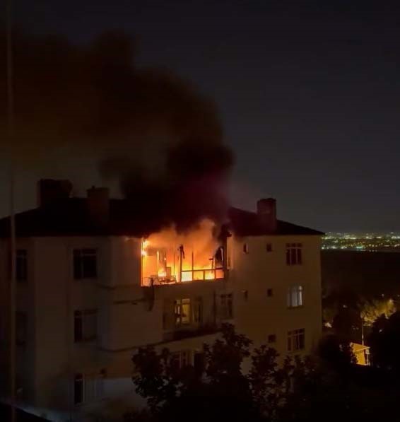 İstanbul Avcılar Firuzköy’de, sabaha karşı bir apartman dairesinde sıcak havaya