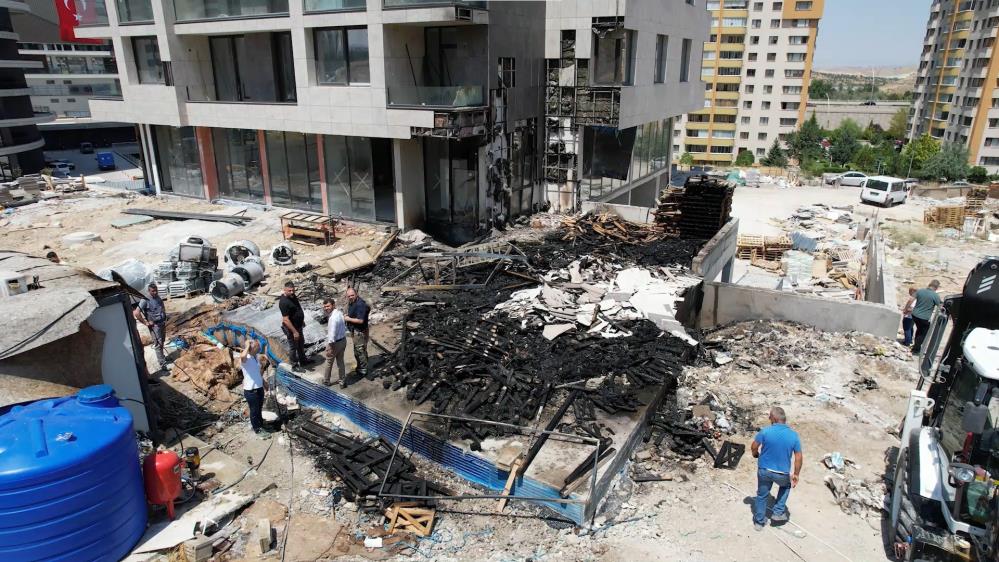 Ankara'nın Çankaya ilçesinde bir inşaat alanında çıkan yangın paniğe neden