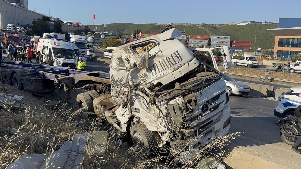 D-100 karayolunun Kocaeli geçişinde iki otomobil ve tırın çarpıştığı kazada