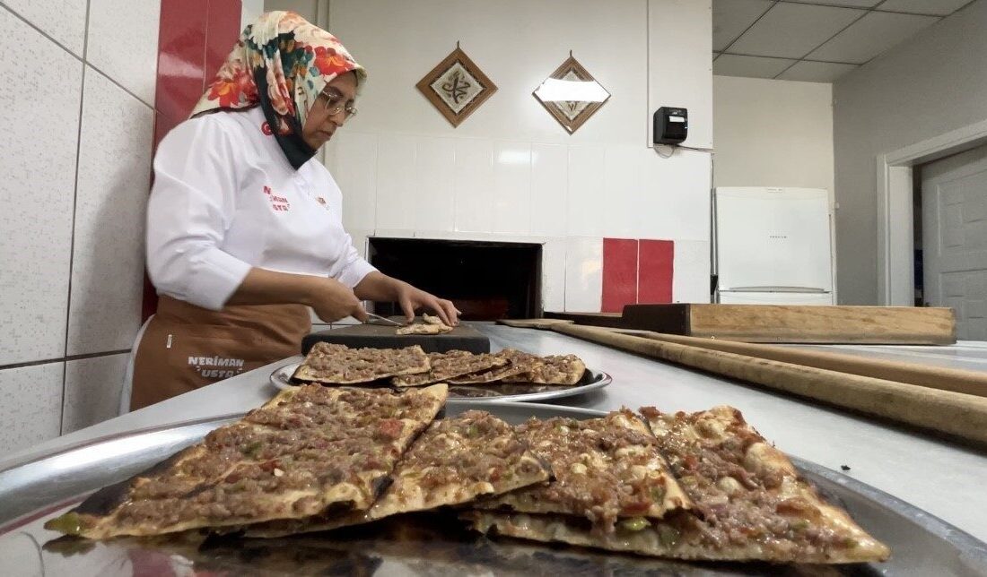 Neriman Gülhan Bursa, küçük bir fırında ustalarına bakarak öğrendiği etli