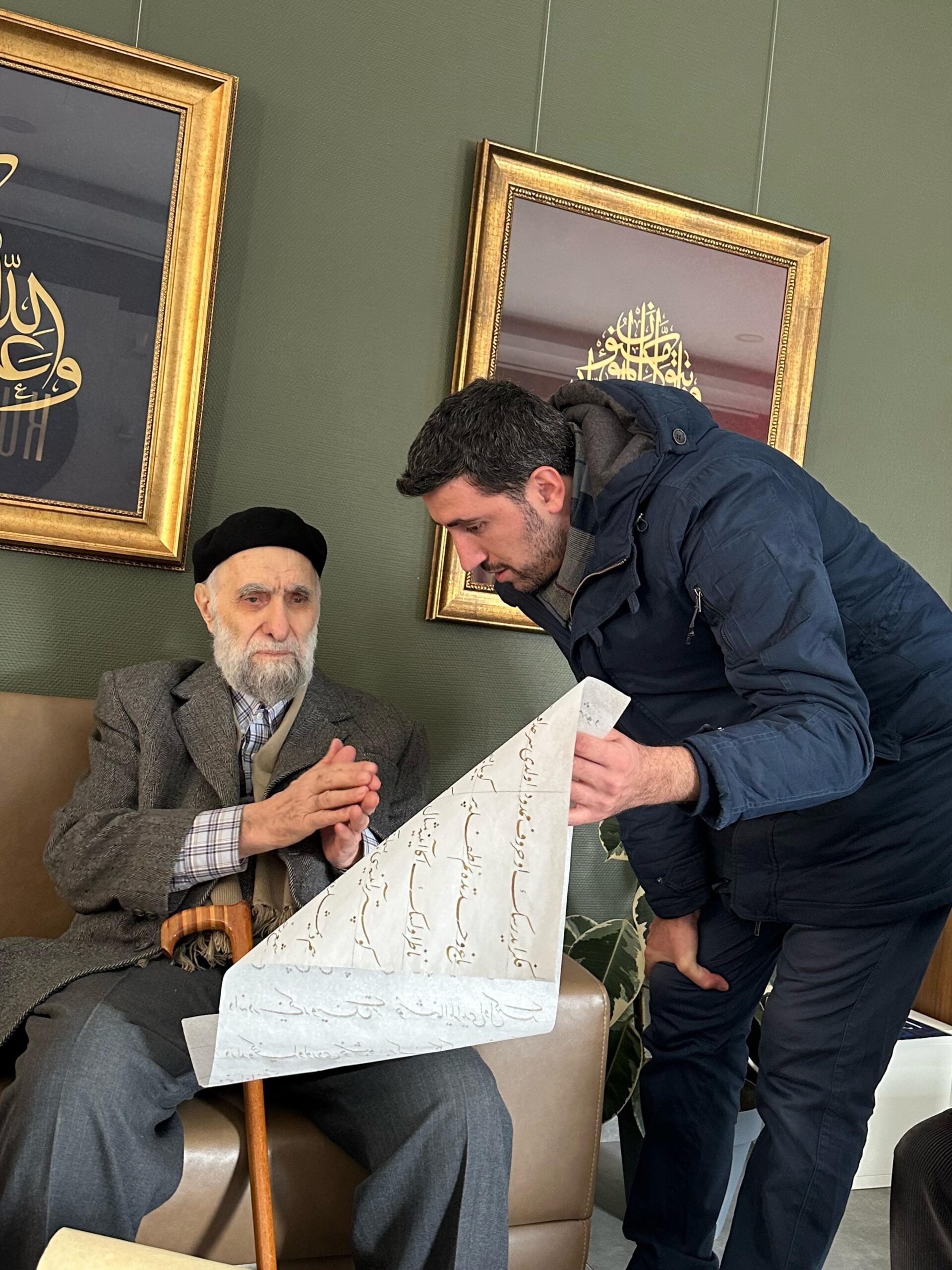 Üstad Hasan Çelebi, Talik Yazı Nevinden Son Icazetli Talebesi Erhan Bektaşın Hilye I Hâkânî Meşklerini Kontrol Ederken