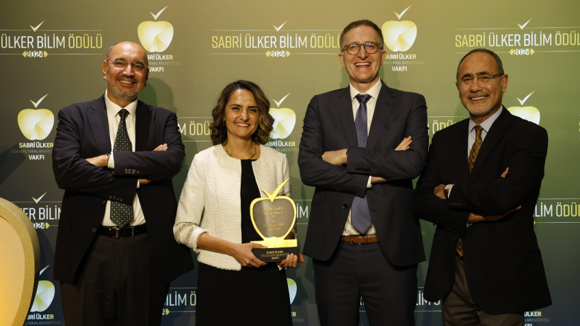 Dr, Aydan Bulut Karslıoğlu Ödülünü Alırken