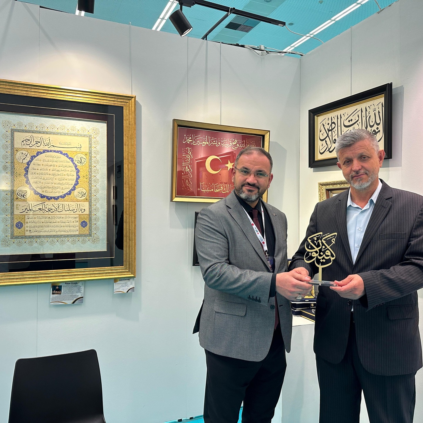 Yazarımız İ. Ethem Gören Uluslararası İslam Sanatları Fuarında Bi̇n Sanat Standında Ali Çırak Ile Birlikte