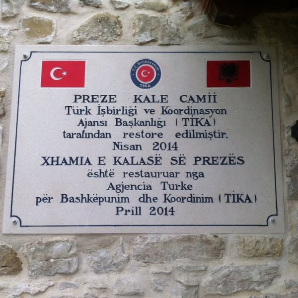 Arnavutluk Preze Kale Camii Tecdiden İhya Tabelası