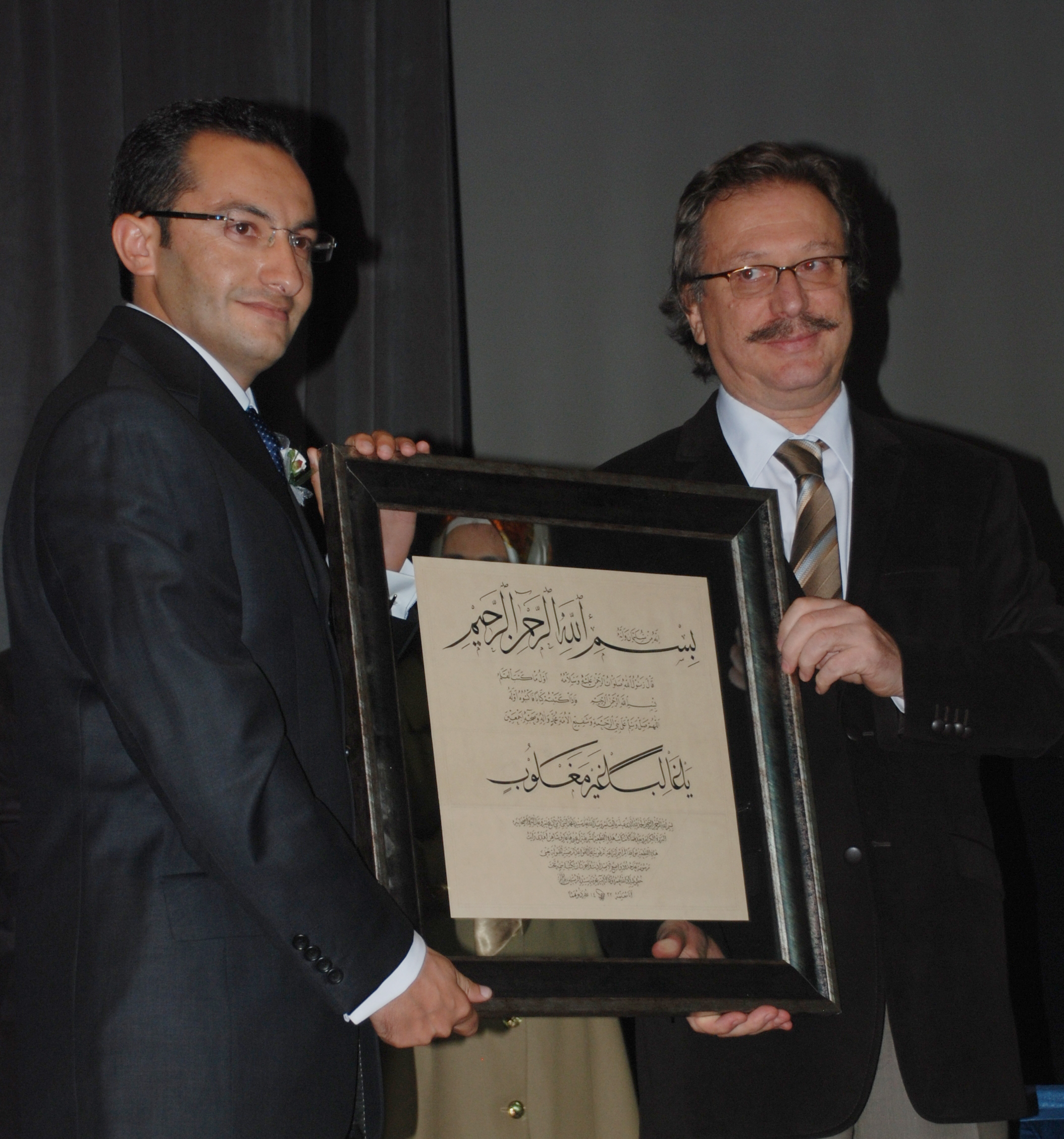 Arif Şahin, Hocası Fevzi Günüç'ten Sülüs Nesih Icazetnâmesini Alırken