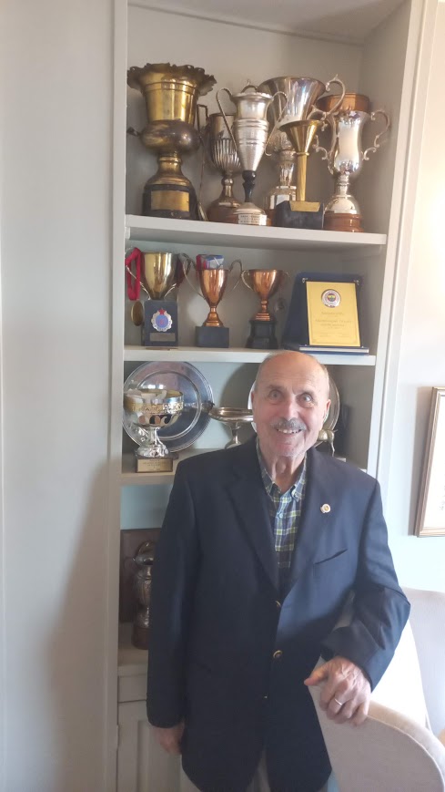 Ender Kitapçı Kupalarıyla.jpeg