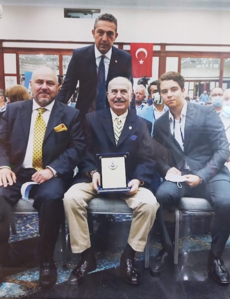 Resim Altı Yazısı Ali Koç, Ender Kitapçı, Kemal Kitapçı Ve Sine Ender Kitapçı. Ender Kitapçı Fb 70'Inci Yıl Üyelik Beratını Ali Koç'tan Alırken.jpeg