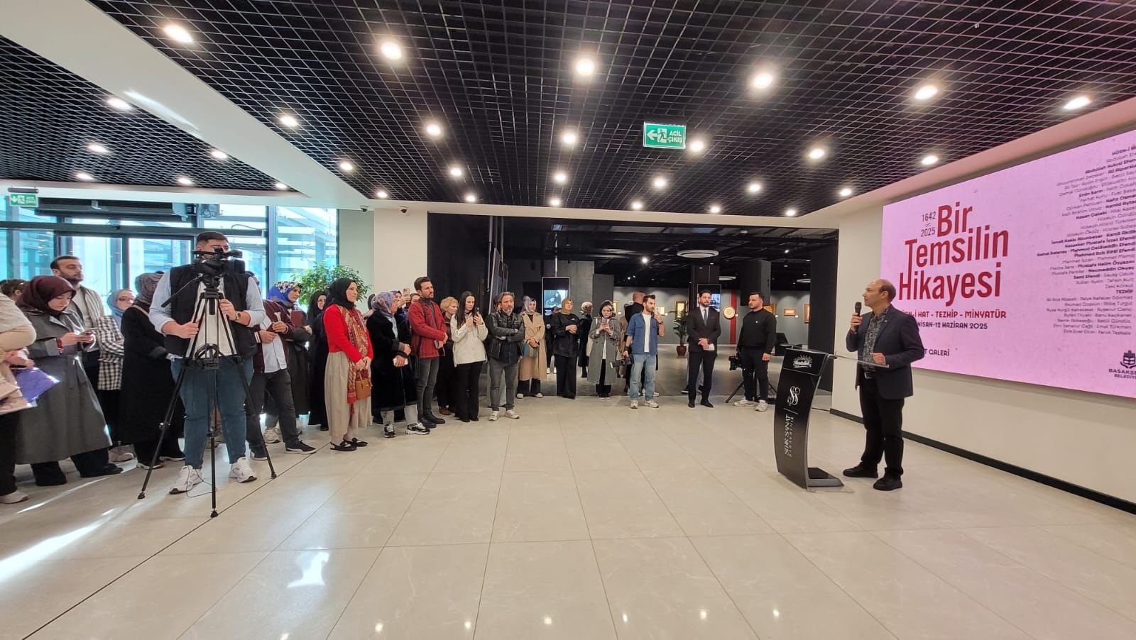 Prof. Dr. Faruk Taşkale Serginin Açılış Konuşmasını Yaparken