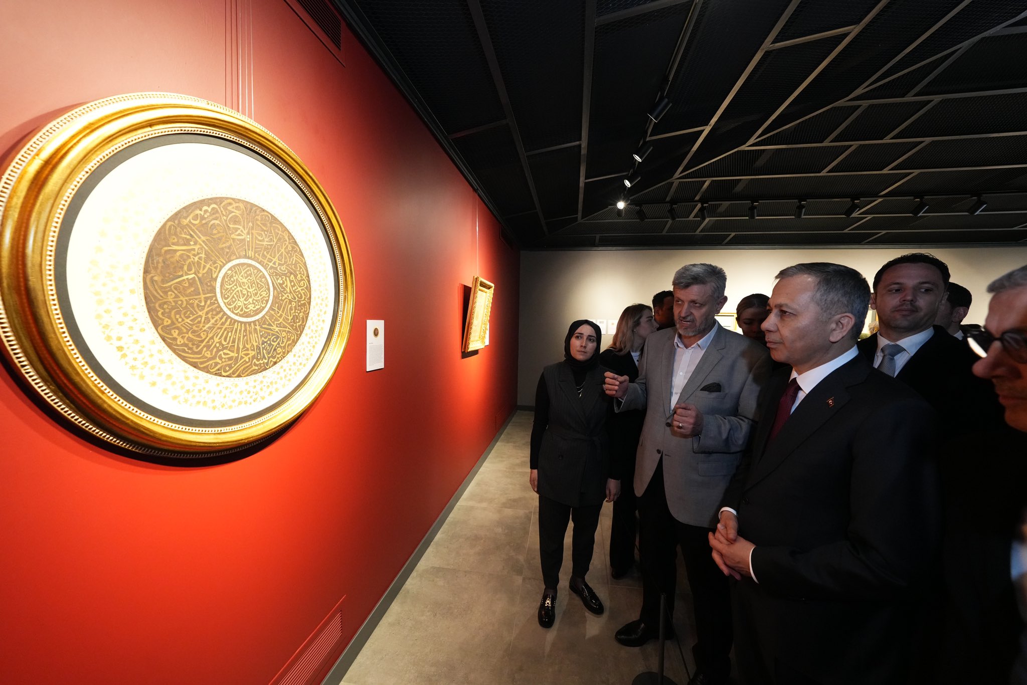 Yazarımız İbrahim Ethem Gören, Bakan Yerlikaya'ya Eserler Hakkında Bilgi Verirken 1