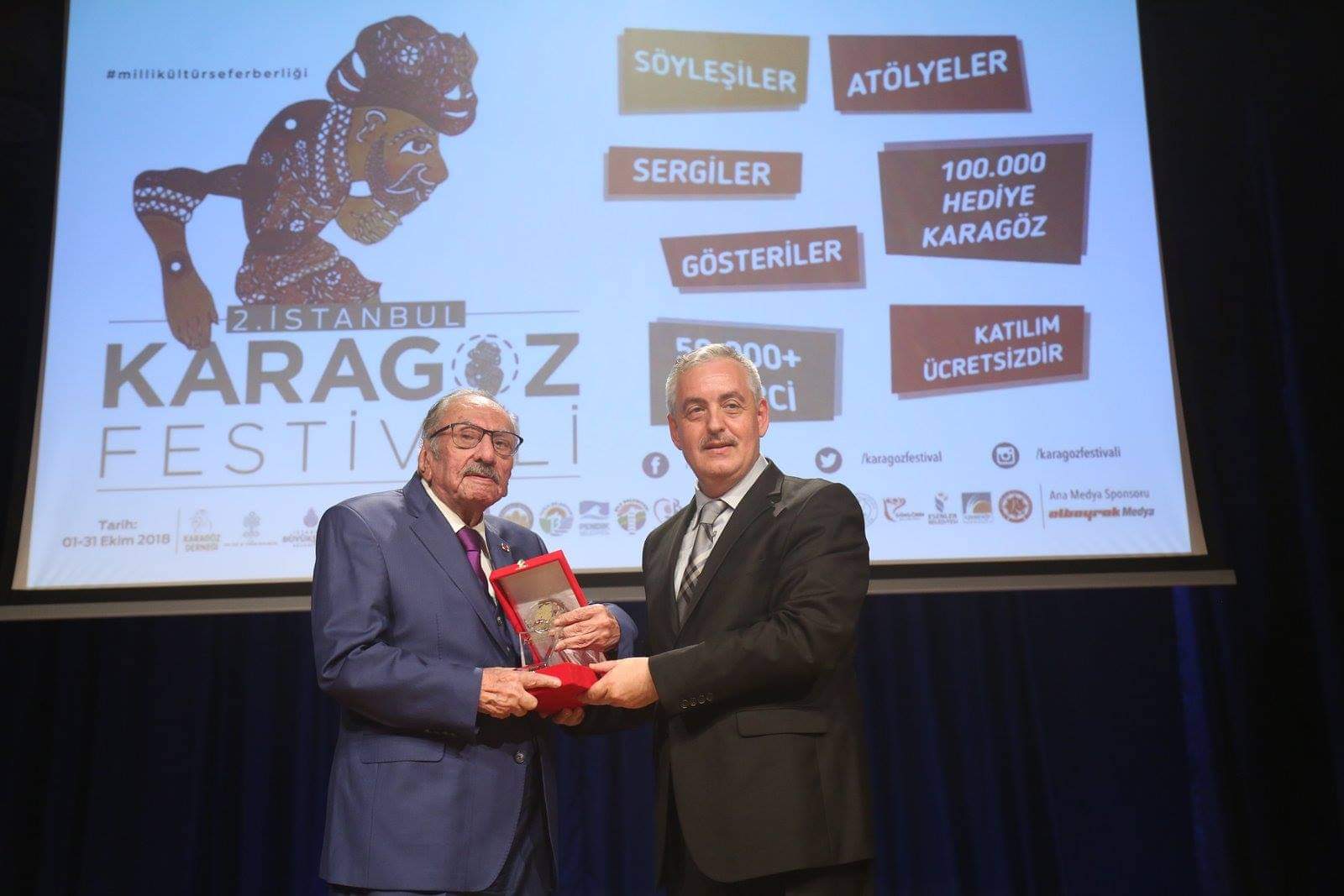 Üstün İnanç Karagöz Festivali'nde Ödülünü Alırken