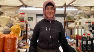 Eskişehir’de sıcakların artmasıyla birlikte pazarlarda ev yapımı salça, tarhana, baharat