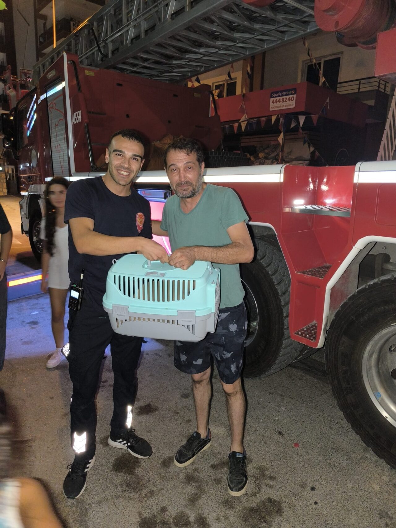 Adana'nın merkez Sarıçam ilçesinde balkon demirlerine sıkışan kedi, itfaiye ekiplerince