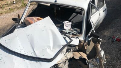 Adana'nın Feke ilçesinde duvara çarpan otomobildeki 4 kişi yaralandı