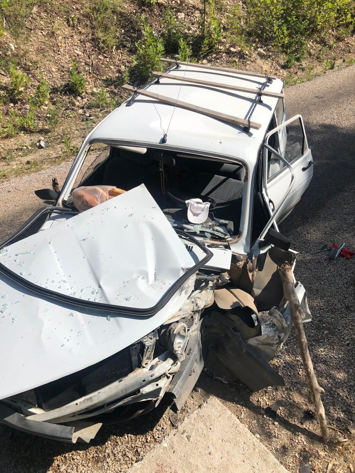 Adana'nın Feke ilçesinde duvara çarpan otomobildeki 4 kişi yaralandı