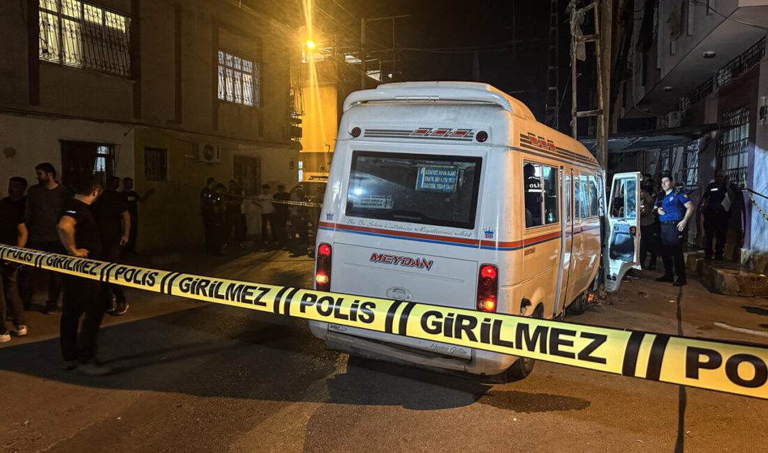 Adana'nın merkez Seyhan ilçesinde silahlı saldırıya uğrayan dolmuş şoförü hayatını