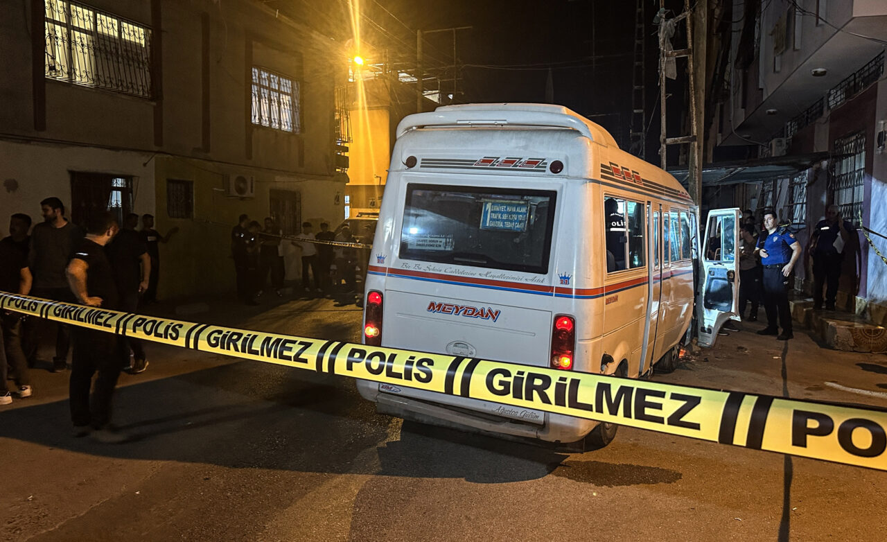 Adana'nın merkez Seyhan ilçesinde silahlı saldırıya uğrayan dolmuş şoförü hayatını