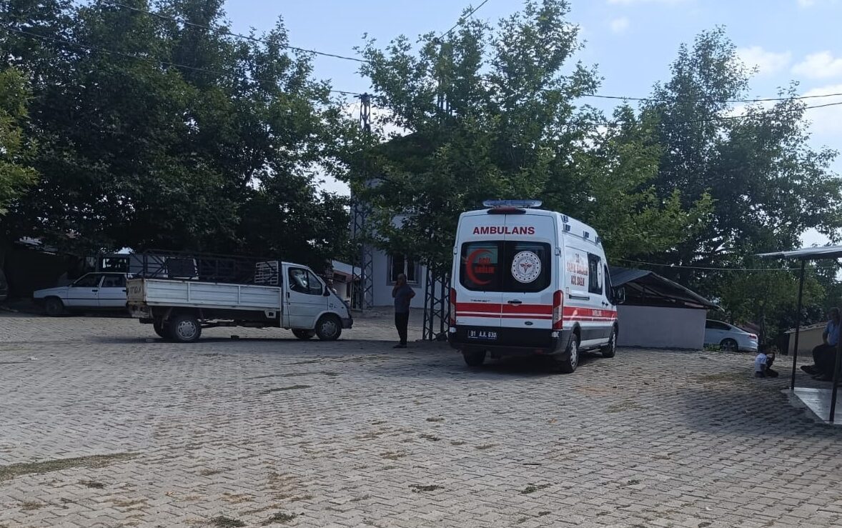 Adana'nın Kozan ilçesinde çıkan kavgada ev sahibinin sopayla darbettiği kişi