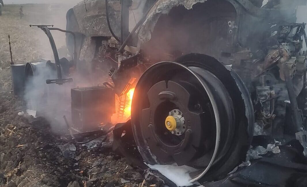 Adana'nın merkez Seyhan ilçesinde yangın çıkan traktörde hasar oluştu.