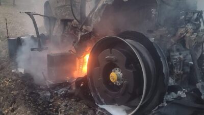 Adana'nın merkez Seyhan ilçesinde yangın çıkan traktörde hasar oluştu.