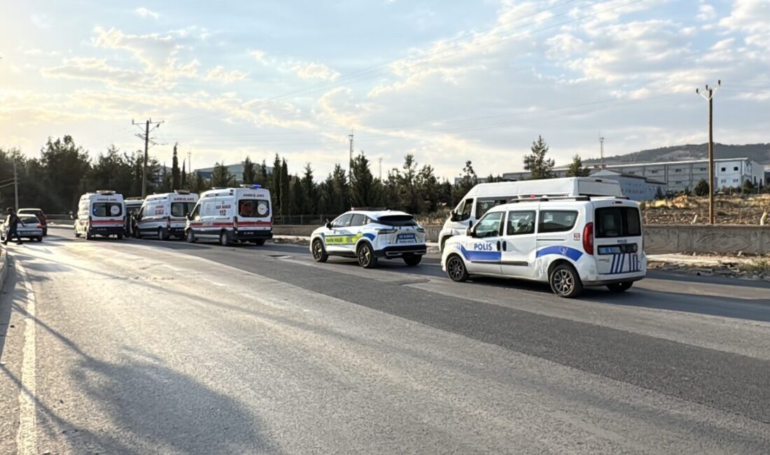 Adıyaman'da şehir içi yolcu minibüsünün elektrik direğine çarpması sonucu 8