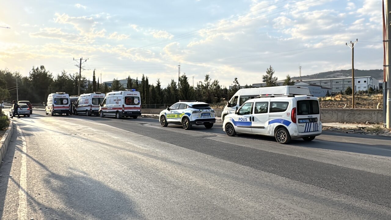 Adıyaman'da şehir içi yolcu minibüsünün elektrik direğine çarpması sonucu 8