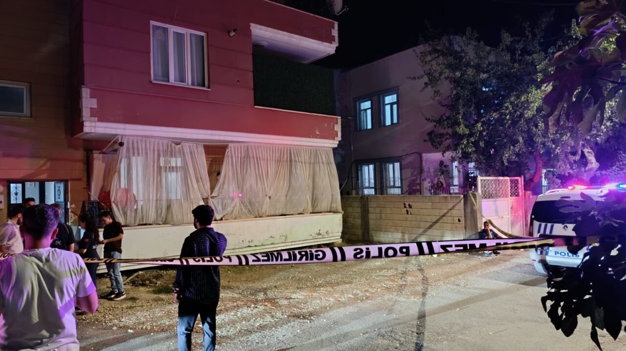 Adıyaman'da oğlu tarafından bıçaklanan baba ağır yaralandı.