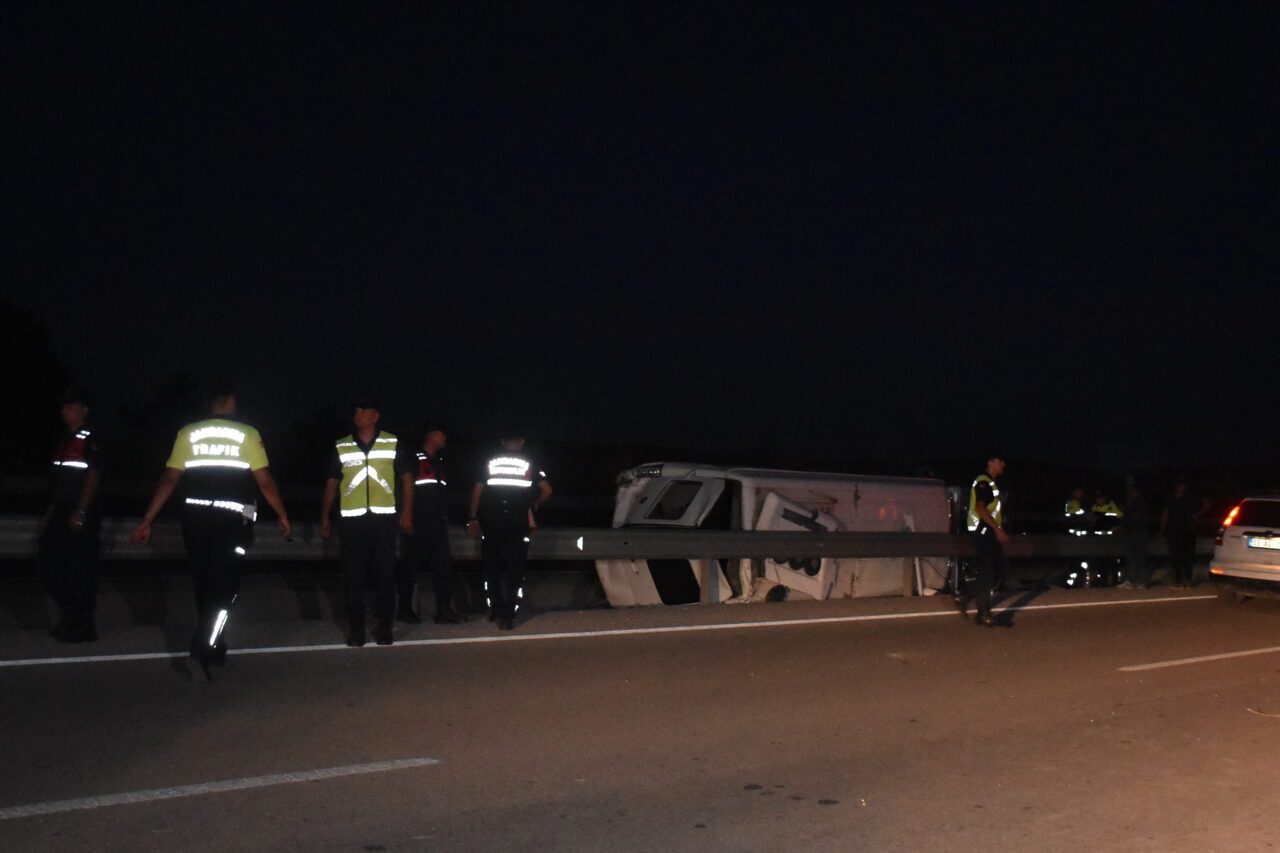 Afyonkarahisar'ın İhsaniye ilçesinde otomobil ile midibüsün çarpışması sonucu 10 kişi