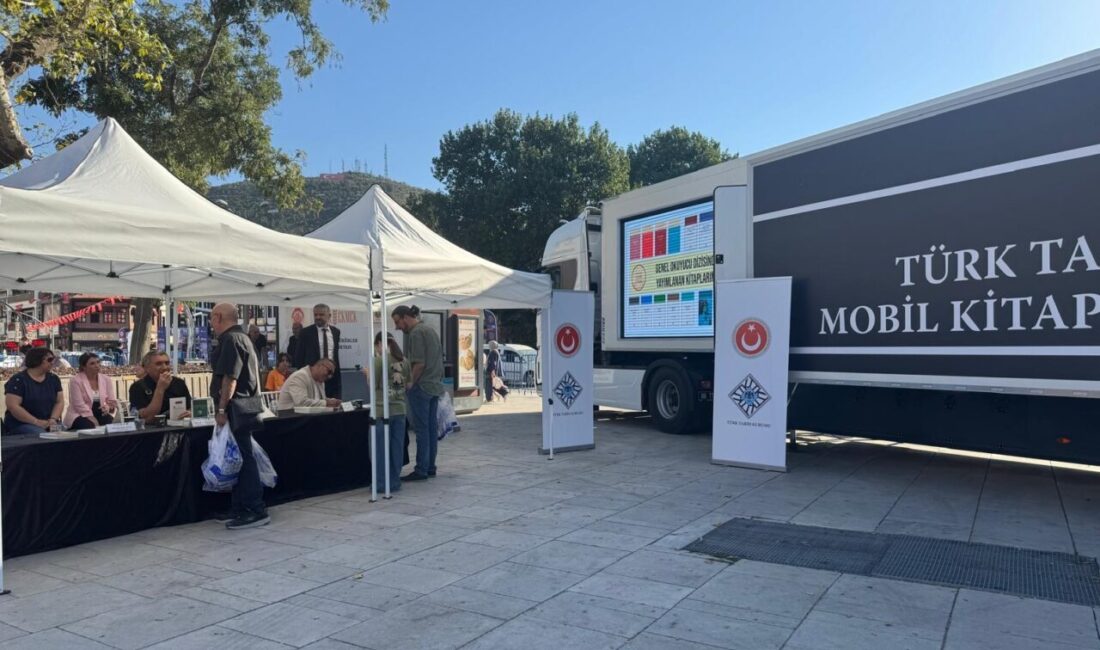 Afyonkarahisar'da Türk Tarih Kurumu (TTK) Mobil Mağazasının açılışı gerçekleştirildi.