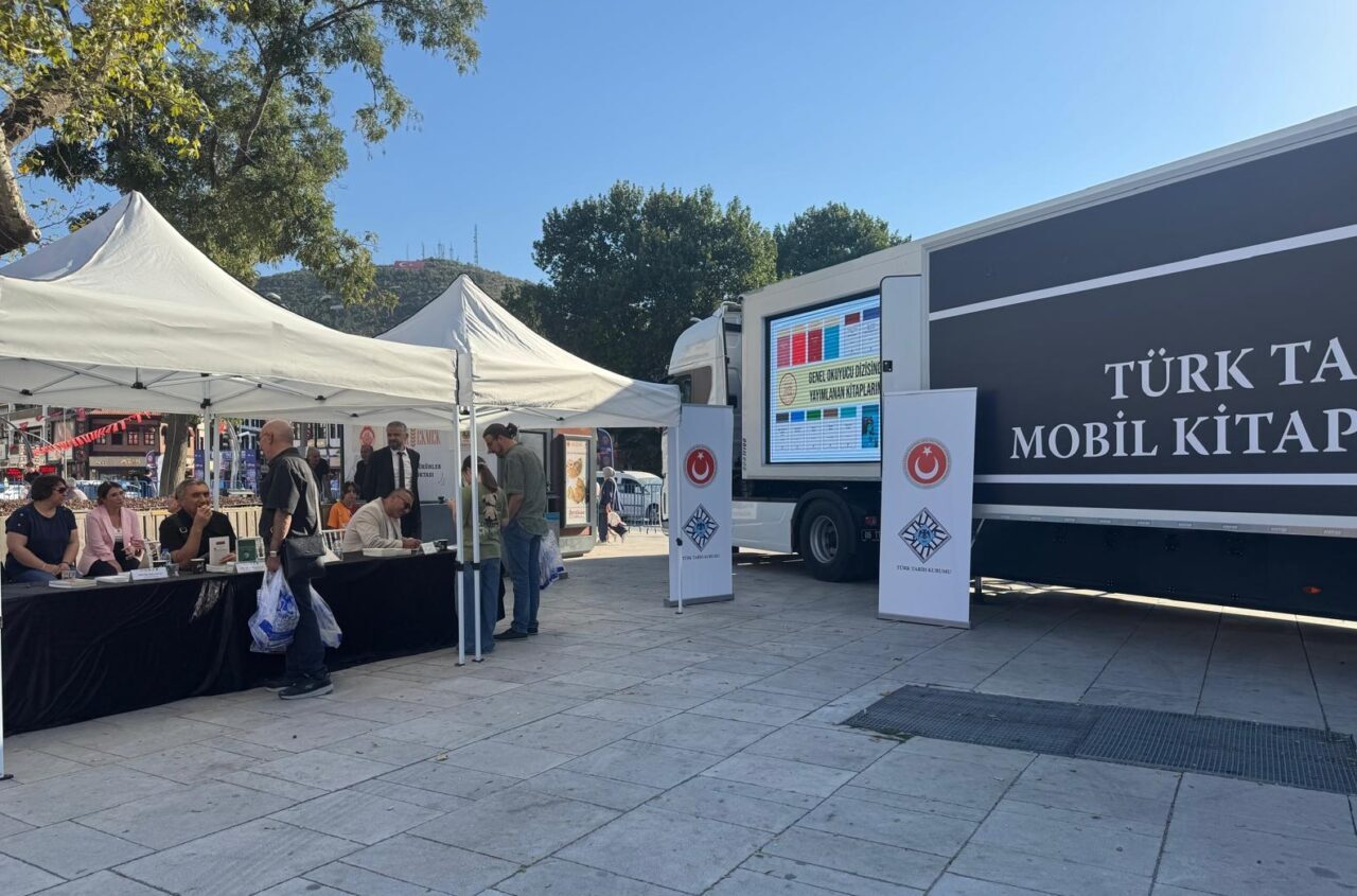 Afyonkarahisar'da Türk Tarih Kurumu (TTK) Mobil Mağazasının açılışı gerçekleştirildi.
