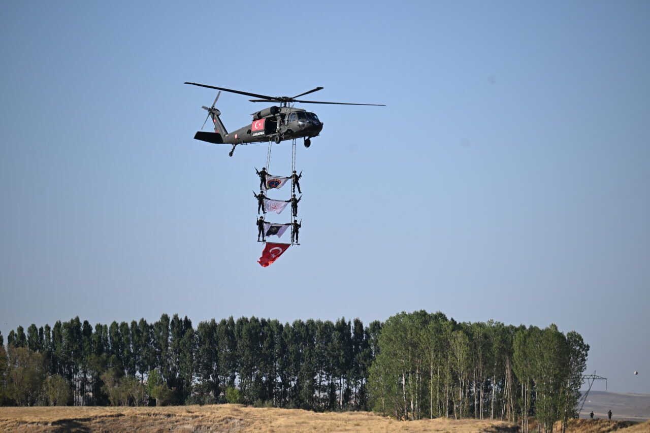 Bitlis'in Ahlat ilçesinde düzenlenen Malazgirt Zaferi'nin 954. yıl dönümü kutlamalarında