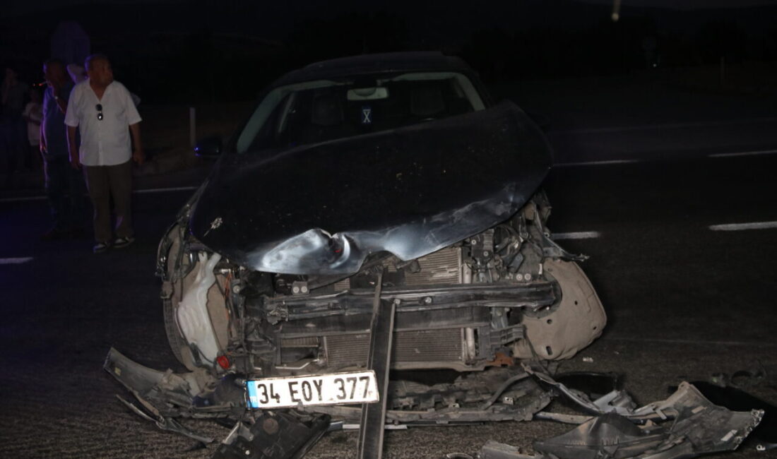 Amasya’nın Taşova ilçesinde 2 otomobilin çarpışması sonucu meydana gelen kazada