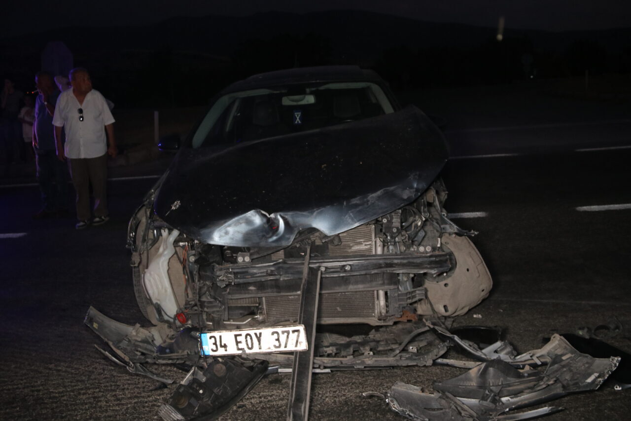 Amasya’nın Taşova ilçesinde 2 otomobilin çarpışması sonucu meydana gelen kazada