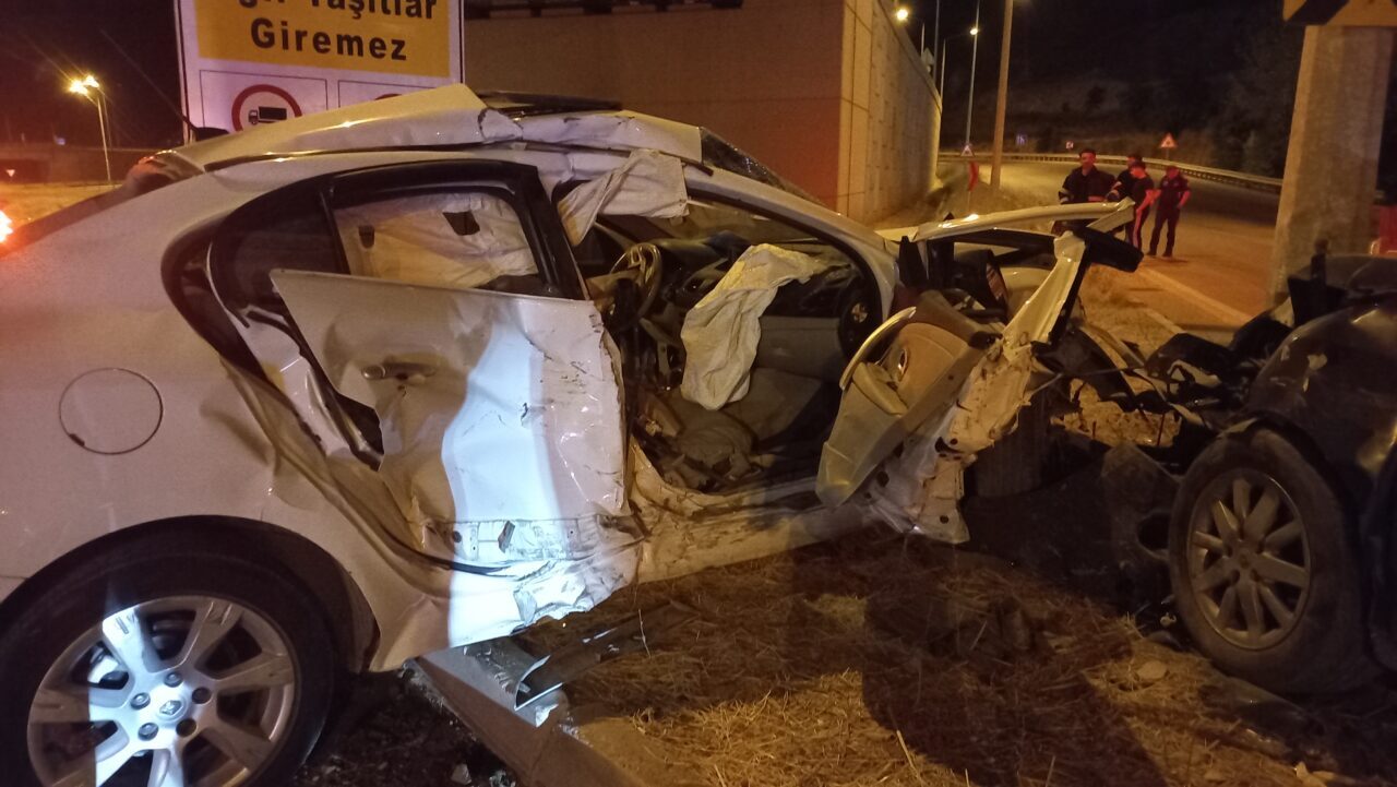  Amasya’da iki otomobilin çarpışması sonucu 4 kişi yaralandı.