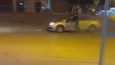 Ankara’nın Sincan ilçesi Yenikent Mahallesi’nde otomobilin içinden havai fişek atan