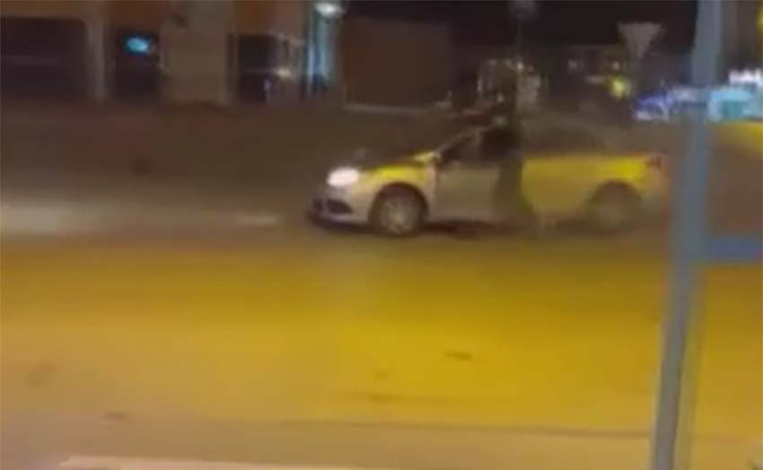 Ankara’nın Sincan ilçesi Yenikent Mahallesi’nde otomobilin içinden havai fişek atan