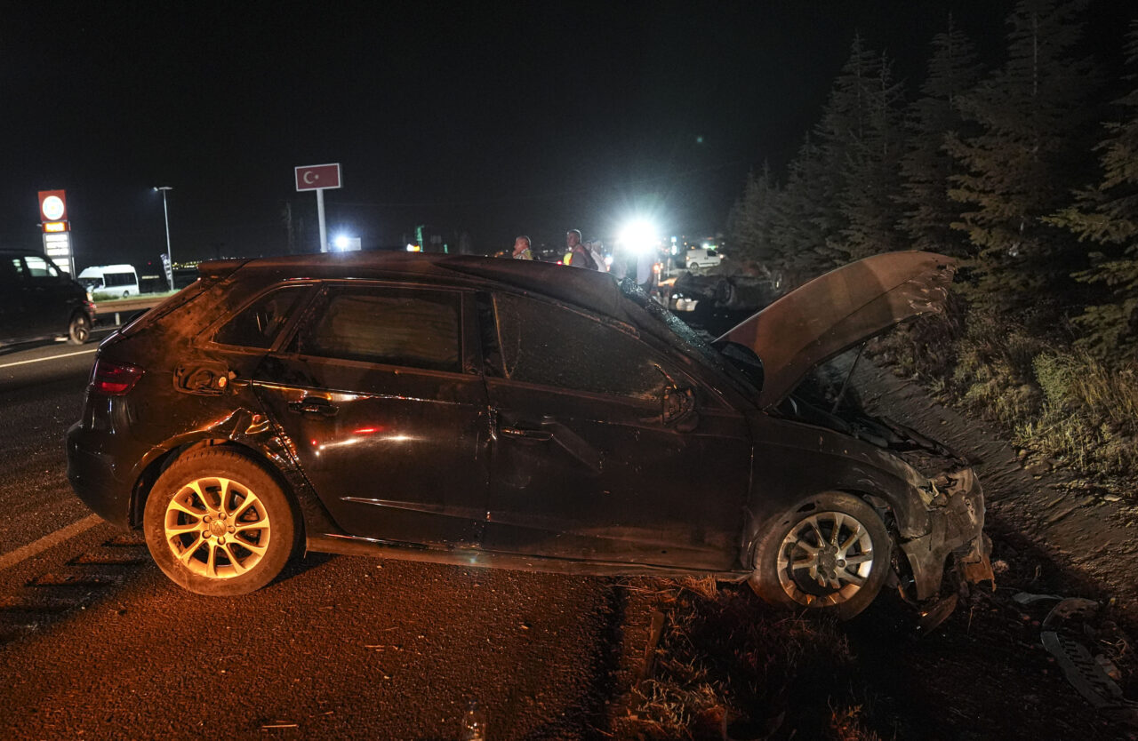 Ankara'nın Sincan ilçesi Temelli Mahallesi'nde meydana gelen trafik kazasında 5