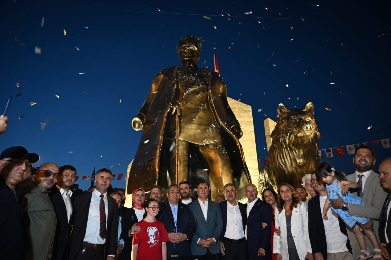 Ankara'nın Keçiören Belediyesince yapımı tamamlanan "30 Ağustos Zafer Anıtı" törenle