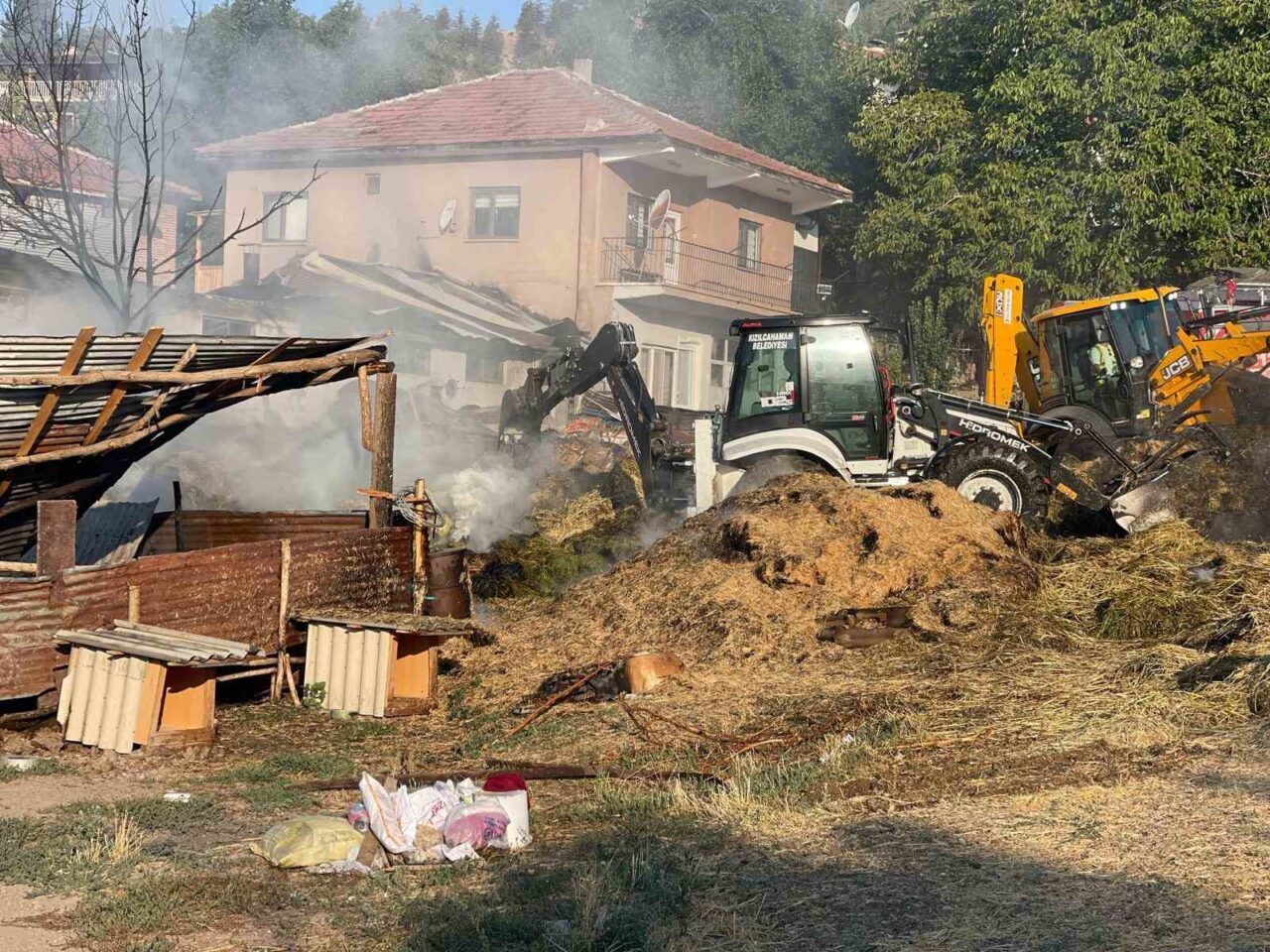 Ankara’nın Kızılcahamam ilçesinde bir besi çiftliğinde yangın çıktı.