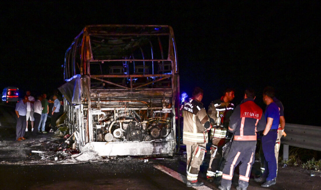 Ankara'nın Kızılcahamam ilçesinde seyir halindeyken alev alan ve 36 yolcu