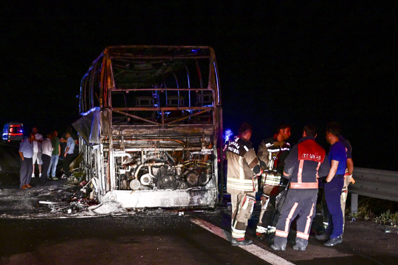 Ankara'nın Kızılcahamam ilçesinde seyir halindeyken alev alan ve 36 yolcu