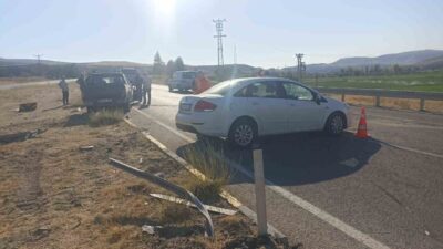 Başkent Ankara’nın Beypazarı ilçesinde otomobil ile kamyonetin karıştığı trafik kazasında