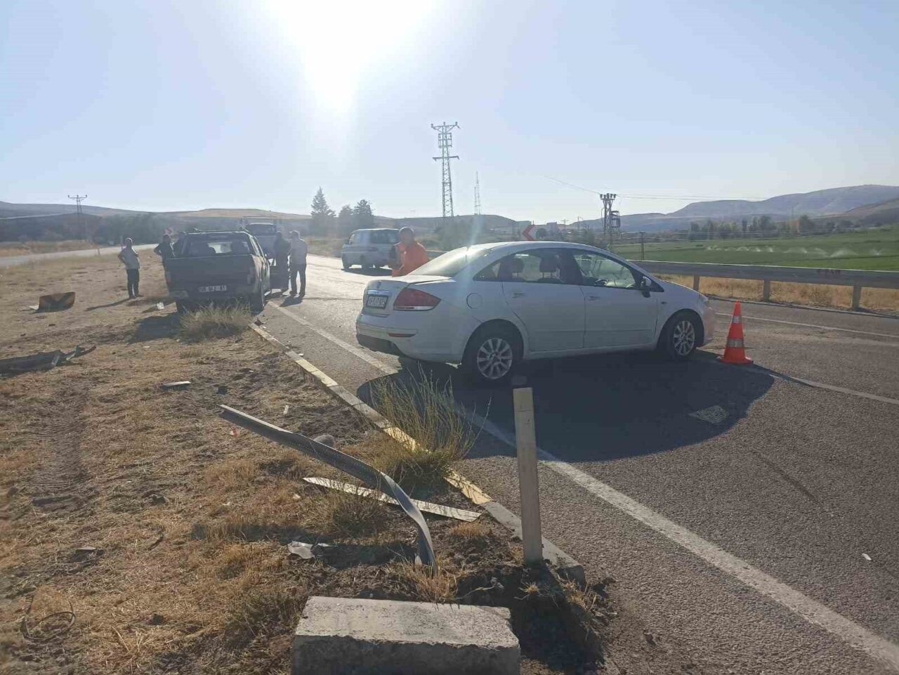 Başkent Ankara’nın Beypazarı ilçesinde otomobil ile kamyonetin karıştığı trafik kazasında