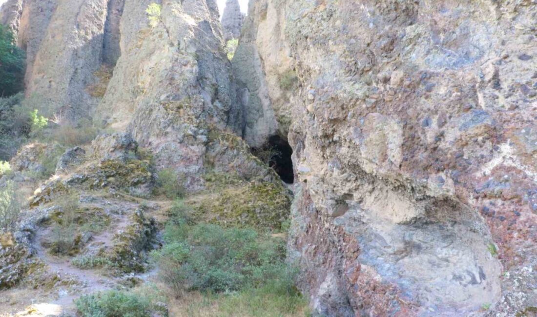 Ankara’nın Güdül ilçesi Kirmir Çayı kenarında bulunan İnönü Mağaraları ziyaretçilerin