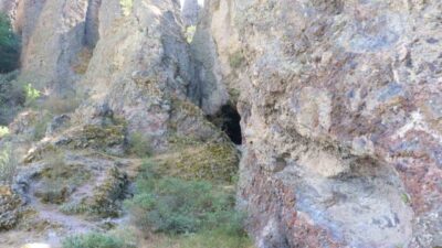 Ankara’nın Güdül ilçesi Kirmir Çayı kenarında bulunan İnönü Mağaraları ziyaretçilerin