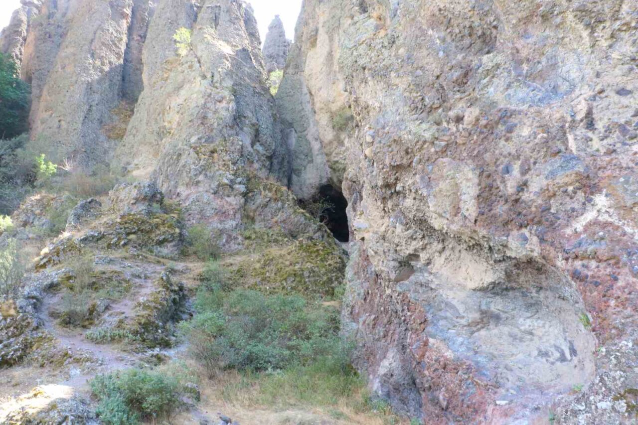 Ankara’nın Güdül ilçesi Kirmir Çayı kenarında bulunan İnönü Mağaraları ziyaretçilerin