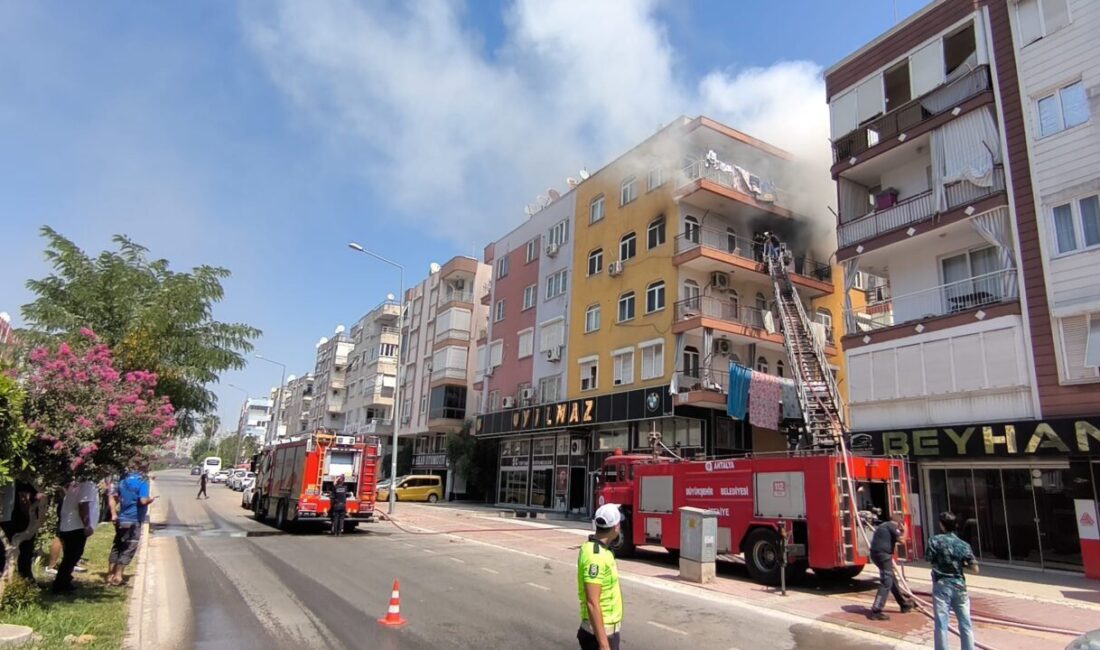 Antalya'nın Muratpaşa ilçesinde 5 katlı binada çıkan yangın itfaiye ekiplerince